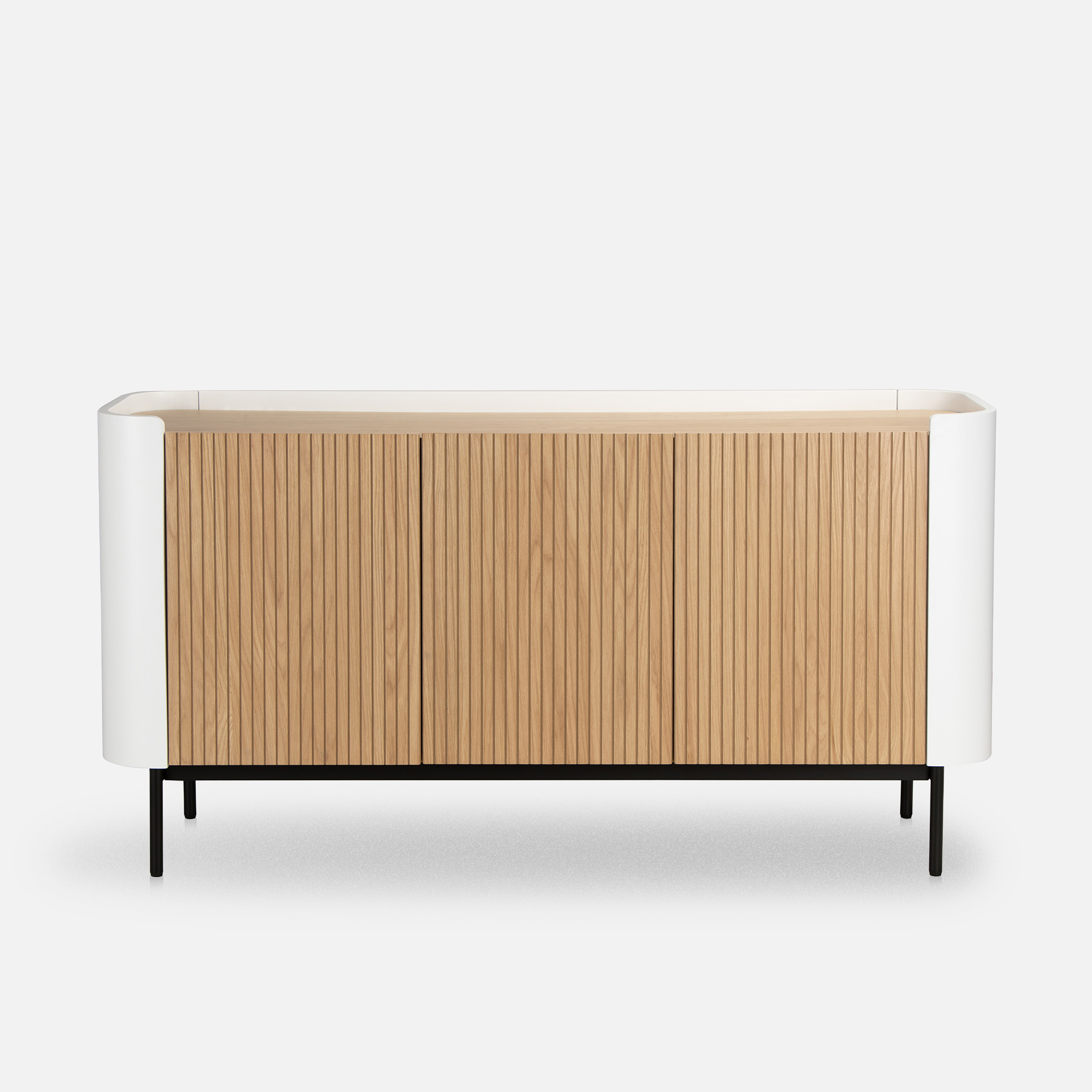 Aparador Riparia 3 portas em carvalho e lacado a branco com pernas em metal preto 150 x 80 cm