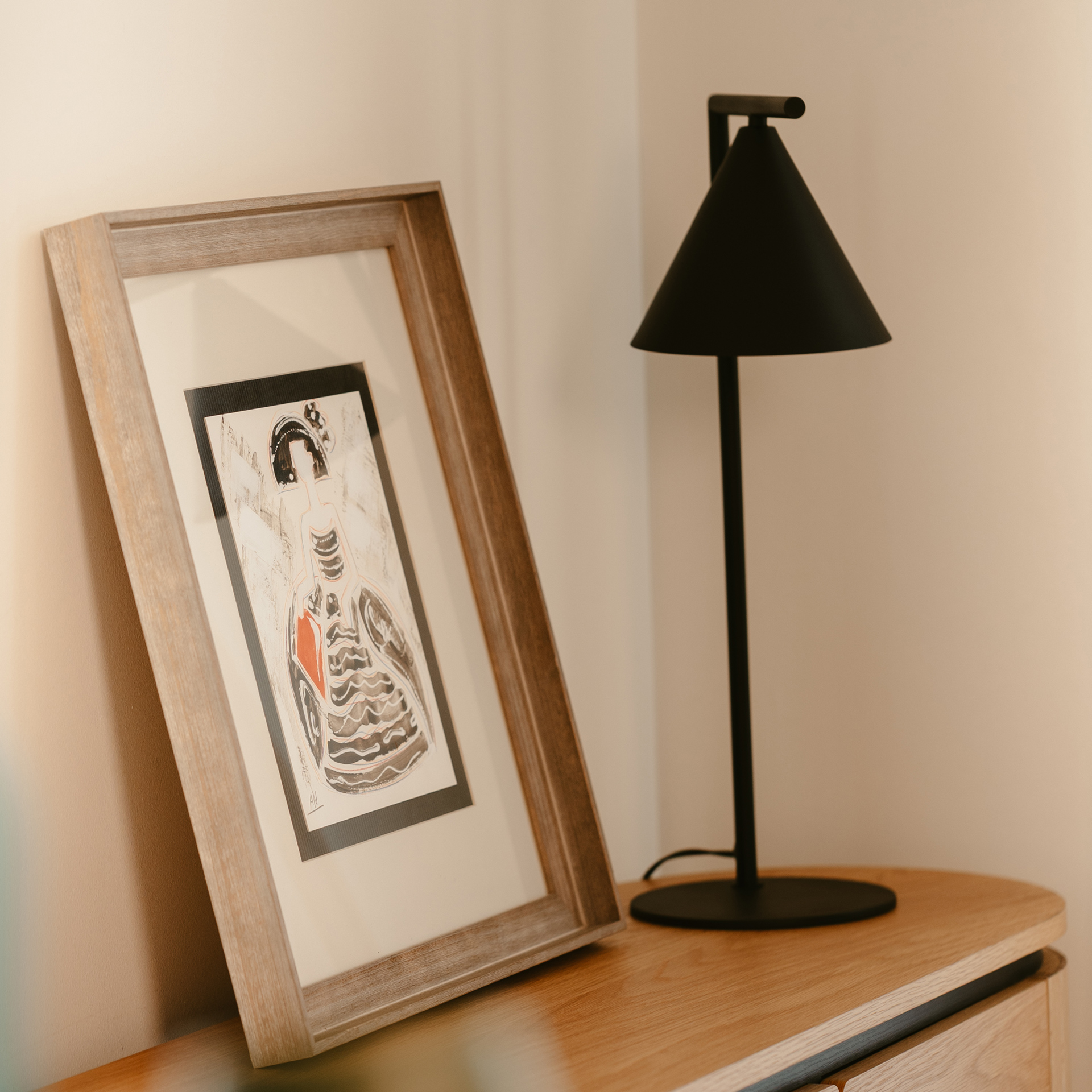 Candeeiro de mesa Studio em metal com acabamento preto areado