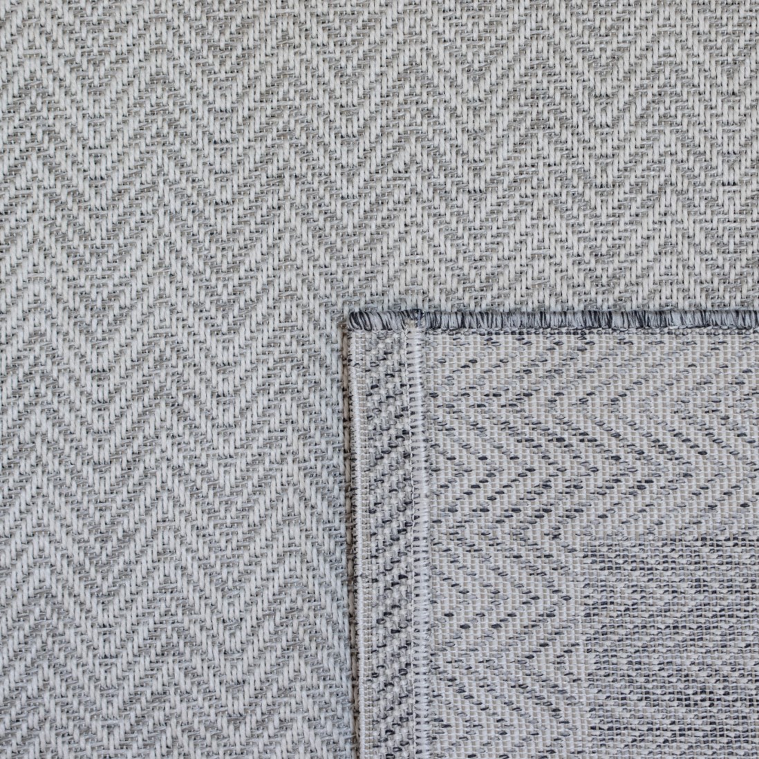 Caprice Weiss/Silver Area Rug