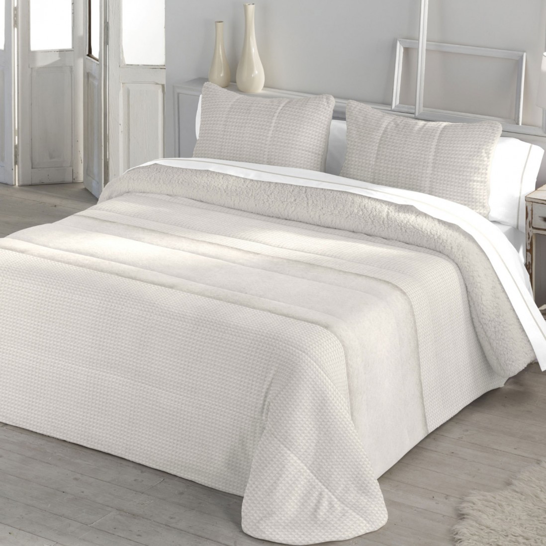 Paris Geometric Double Bed Bedspread with Sherpa Beige