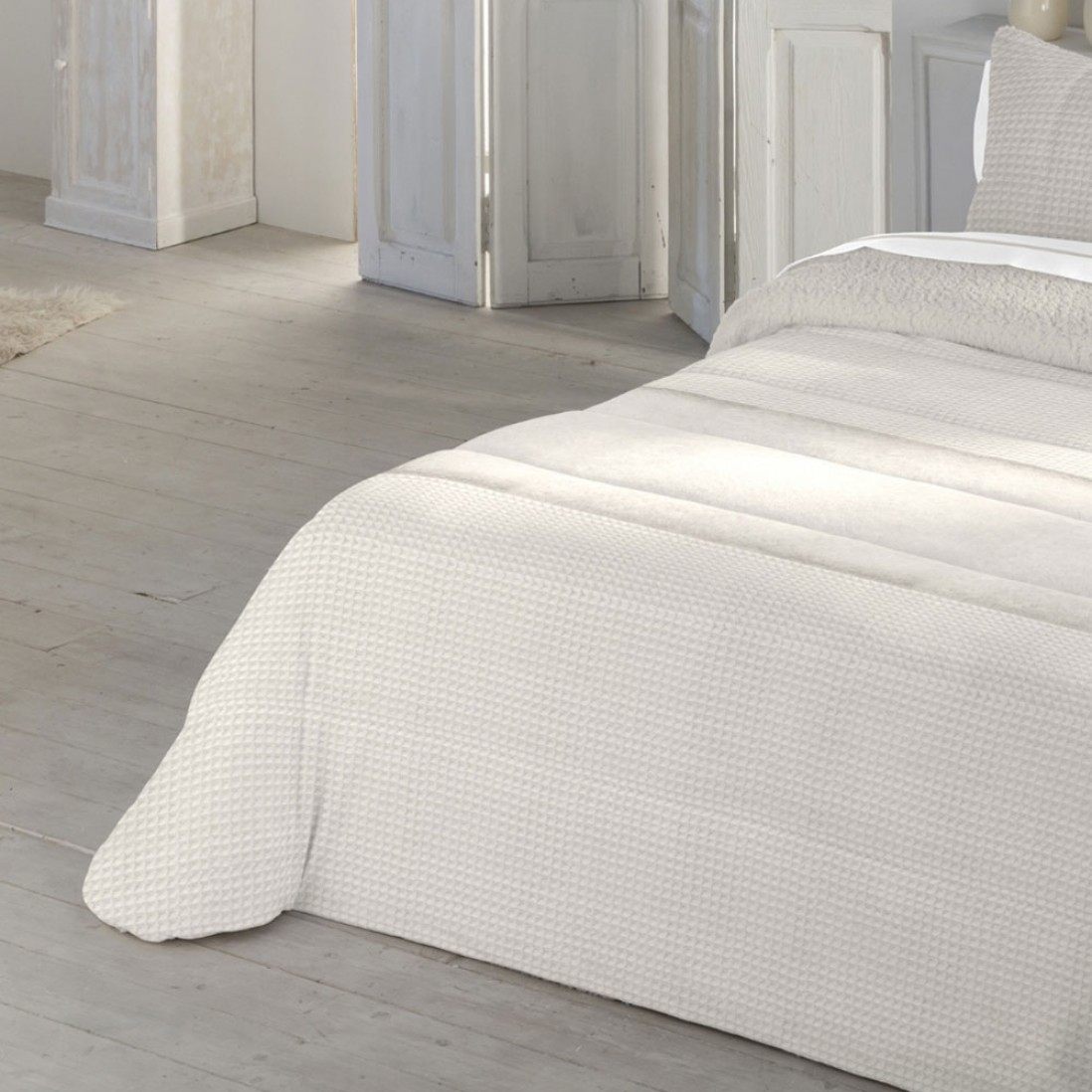 Paris Geometric Double Bed Bedspread with Sherpa Beige