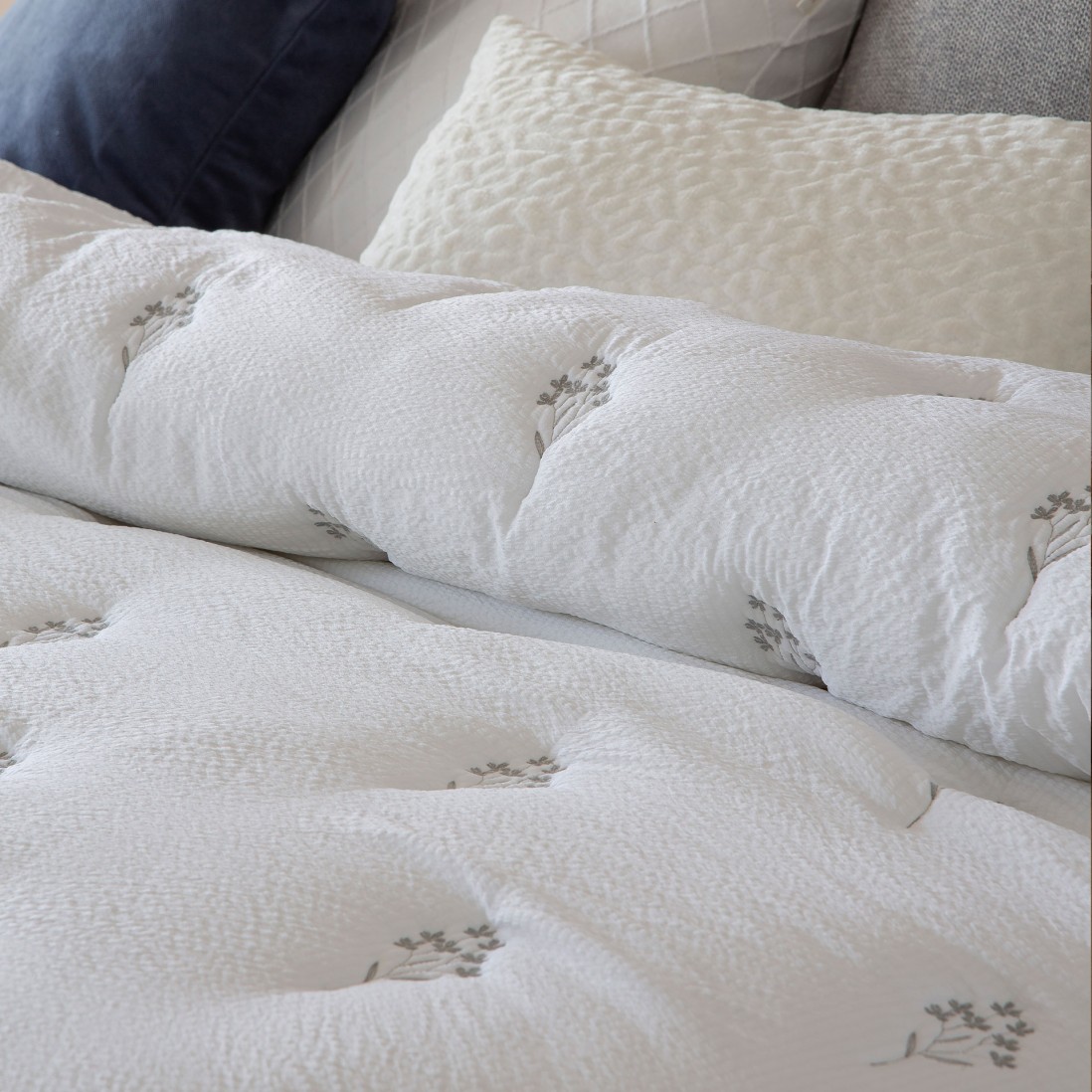 Colcha Cama de Casal Nadine Floral Cinza Colcha Cama de Casal Nadine Floral Cinza