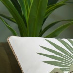 Almofada Cambodge 002 com motivos tropicais verde em algod�o e juta 50 x 50 cm