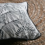 Almofada Orphee dupla face preta e taupe com desenho floral 30 x 50 cm