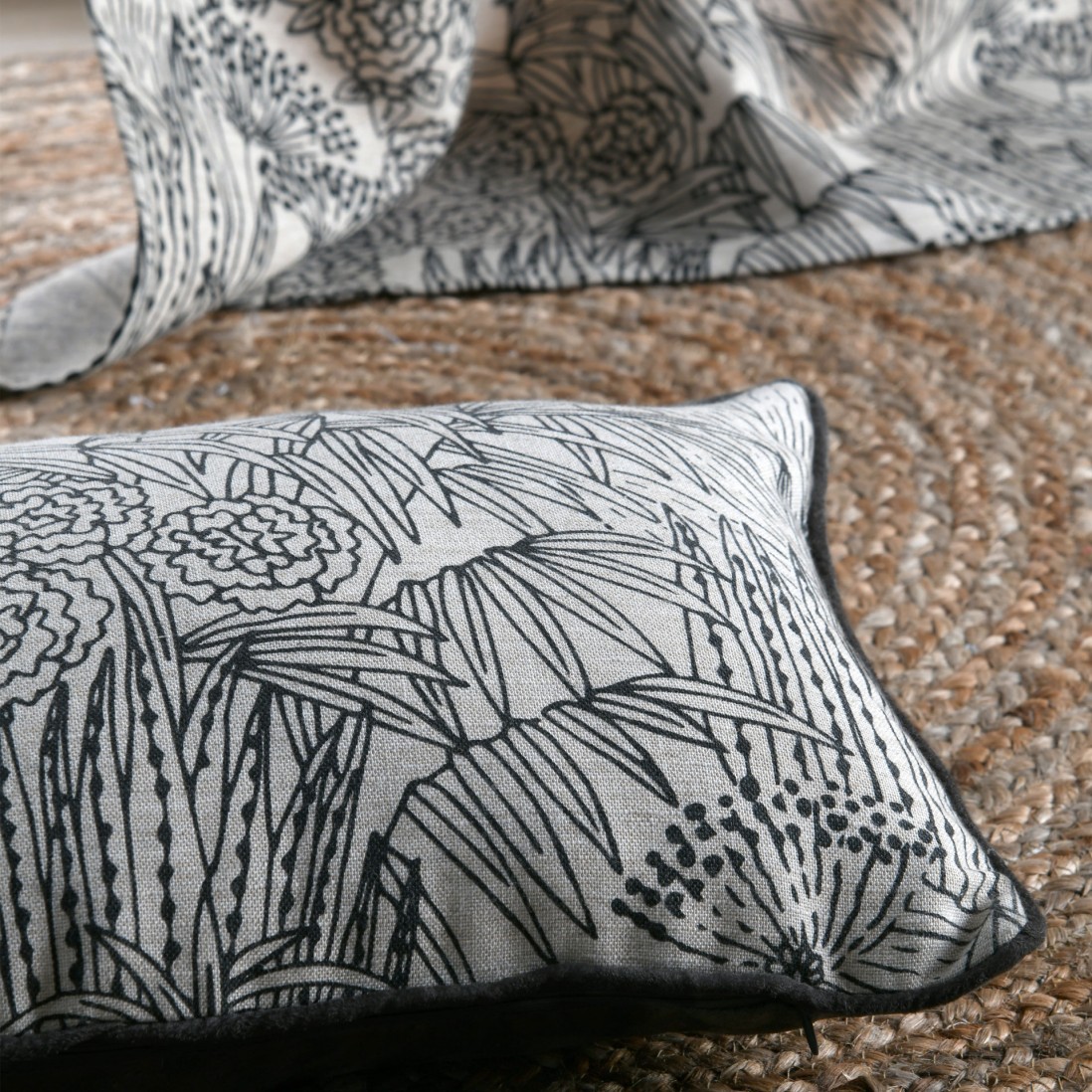 Almofada Orphee dupla face preta e taupe com desenho floral 30 x 50 cm