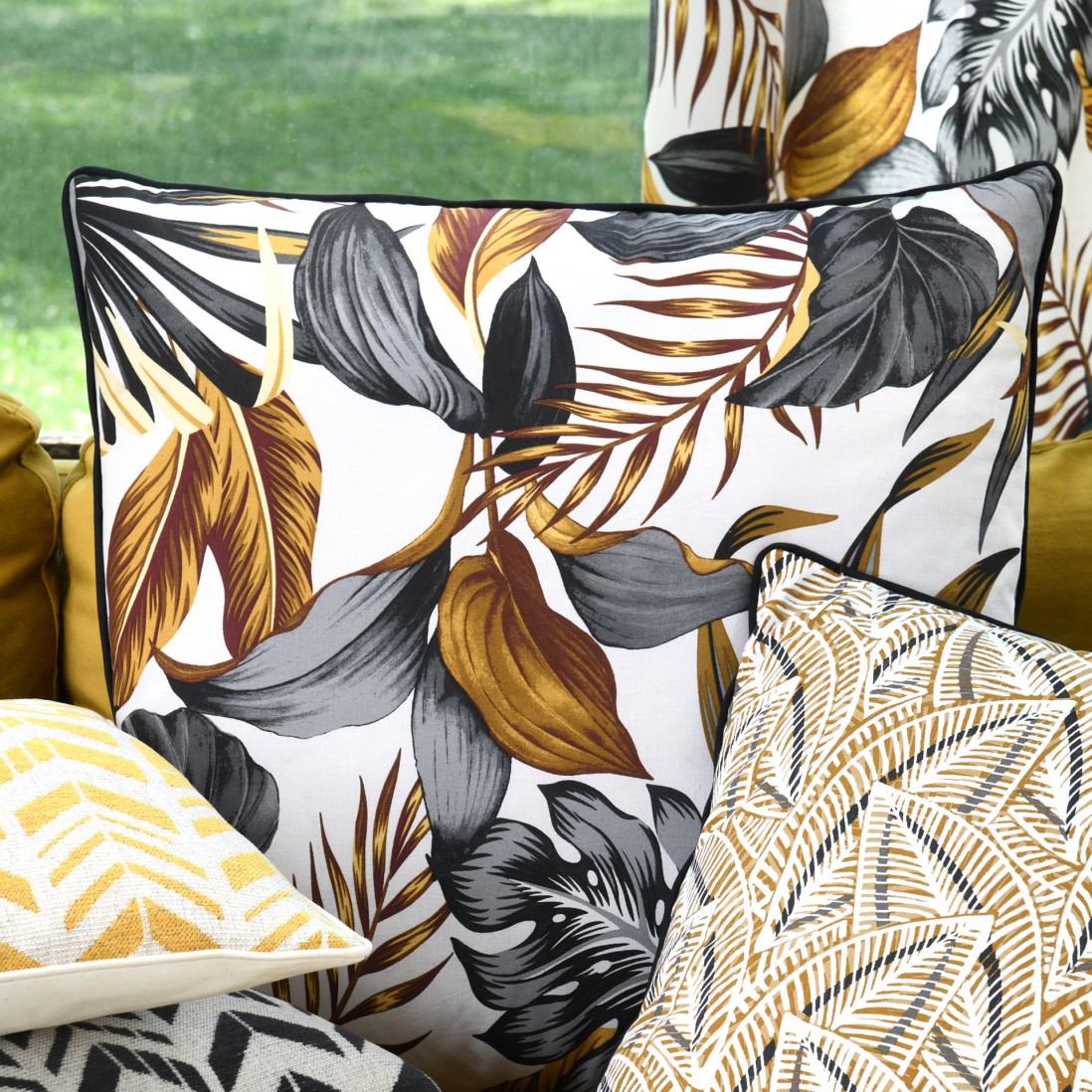 Ouvea cotton cushion with floral pattern and black piping 60 x 60 cm