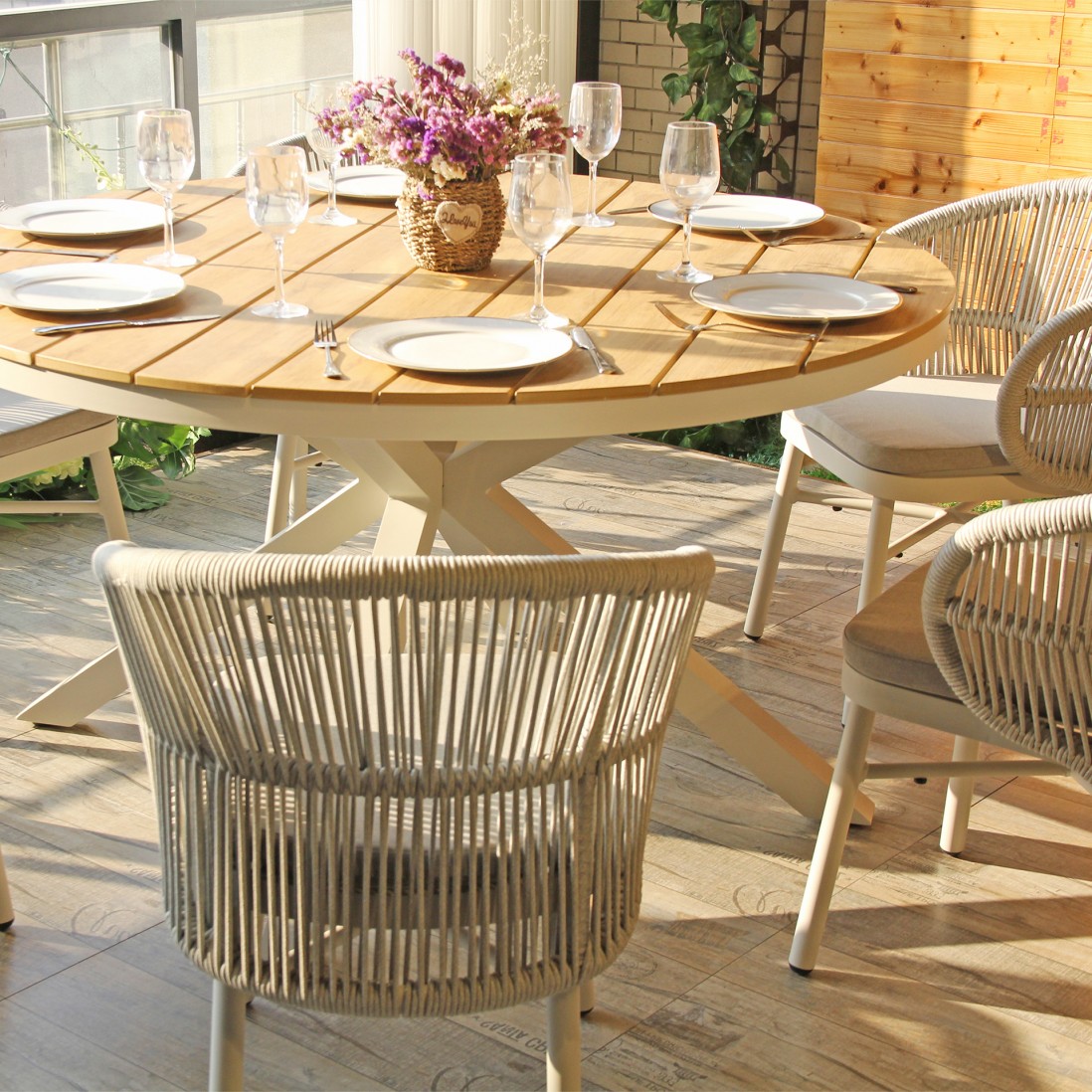 Liri round outdoor dining table in aluminum and polywood �140 cm