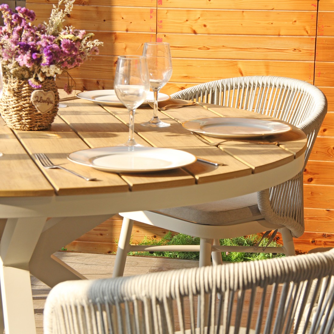 Liri round outdoor dining table in aluminum and polywood �140 cm