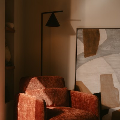 Studio floor lamp in metal with a sanded black finish