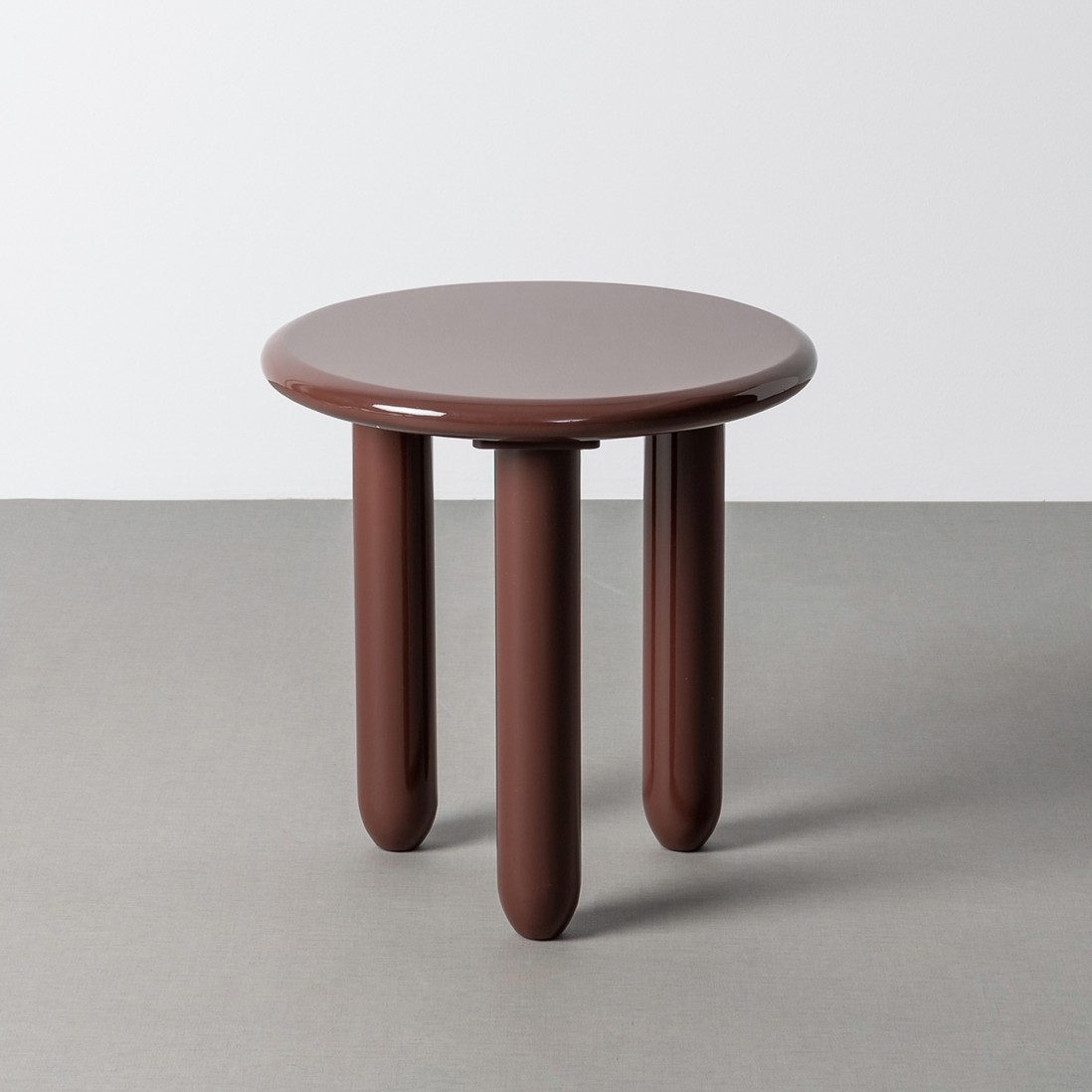 Round side table Garnet lacquered in burgundy �50cm