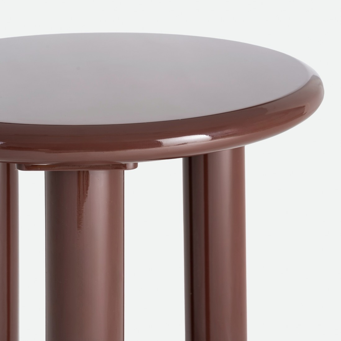 Round side table Garnet lacquered in burgundy �50cm
