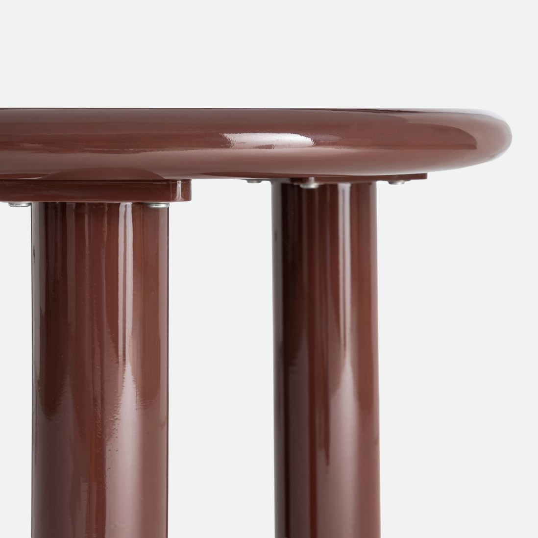 Round side table Garnet lacquered in burgundy �50cm