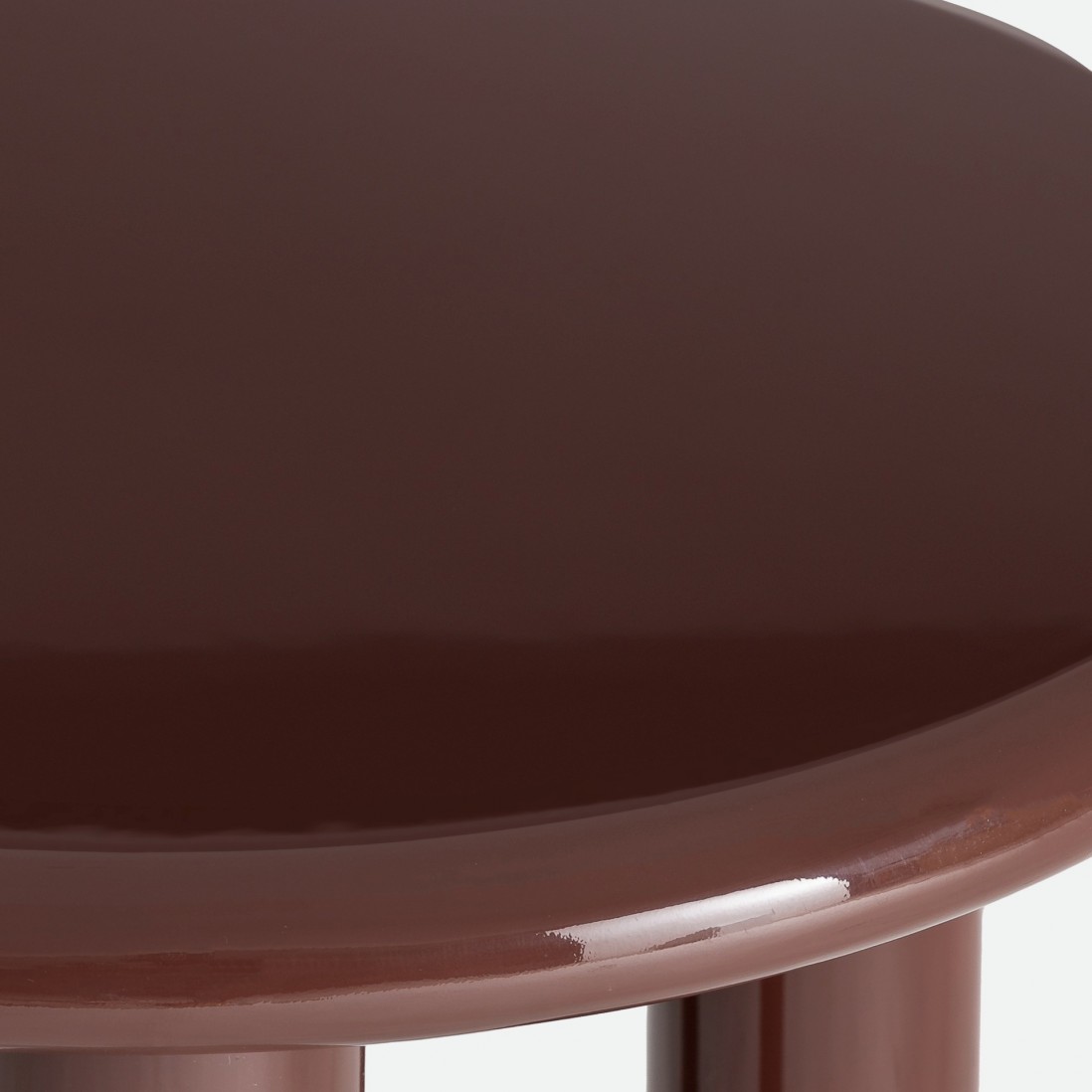 Round side table Garnet lacquered in burgundy �50cm