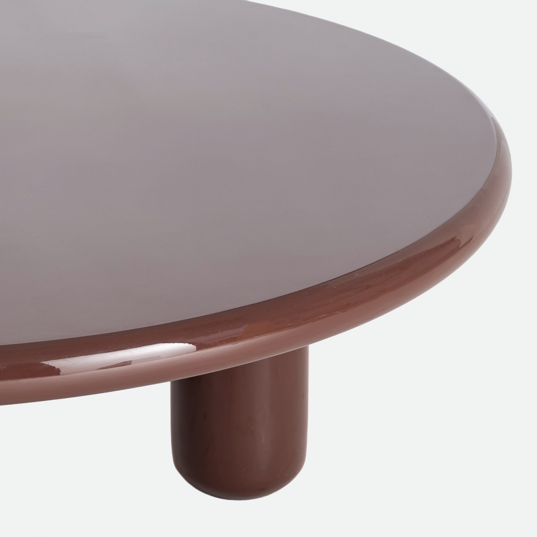 Garnet round coffee table lacquered in burgundy �90cm
