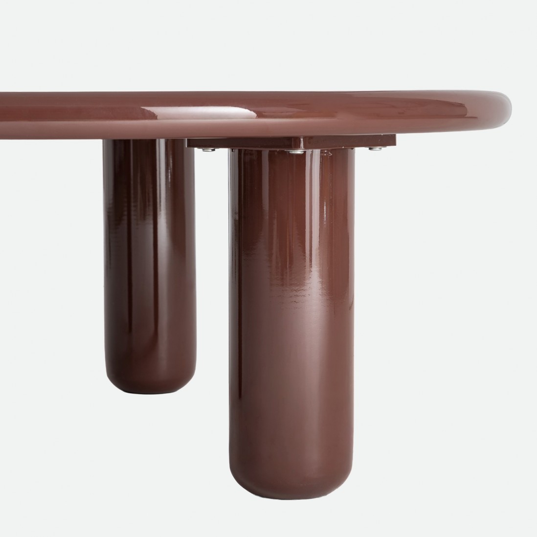 Garnet round coffee table lacquered in burgundy �90cm