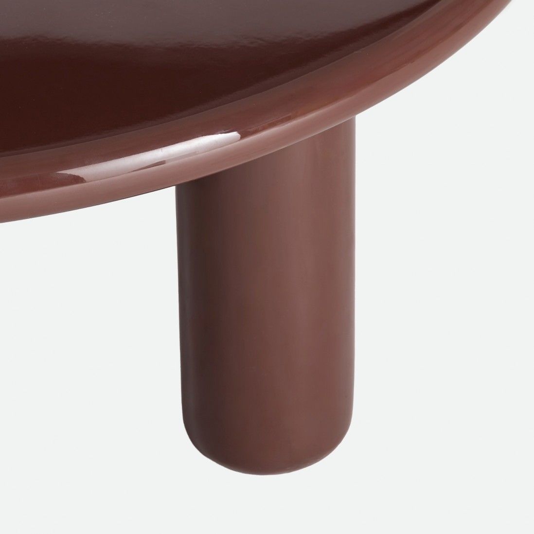 Garnet round coffee table lacquered in burgundy �90cm