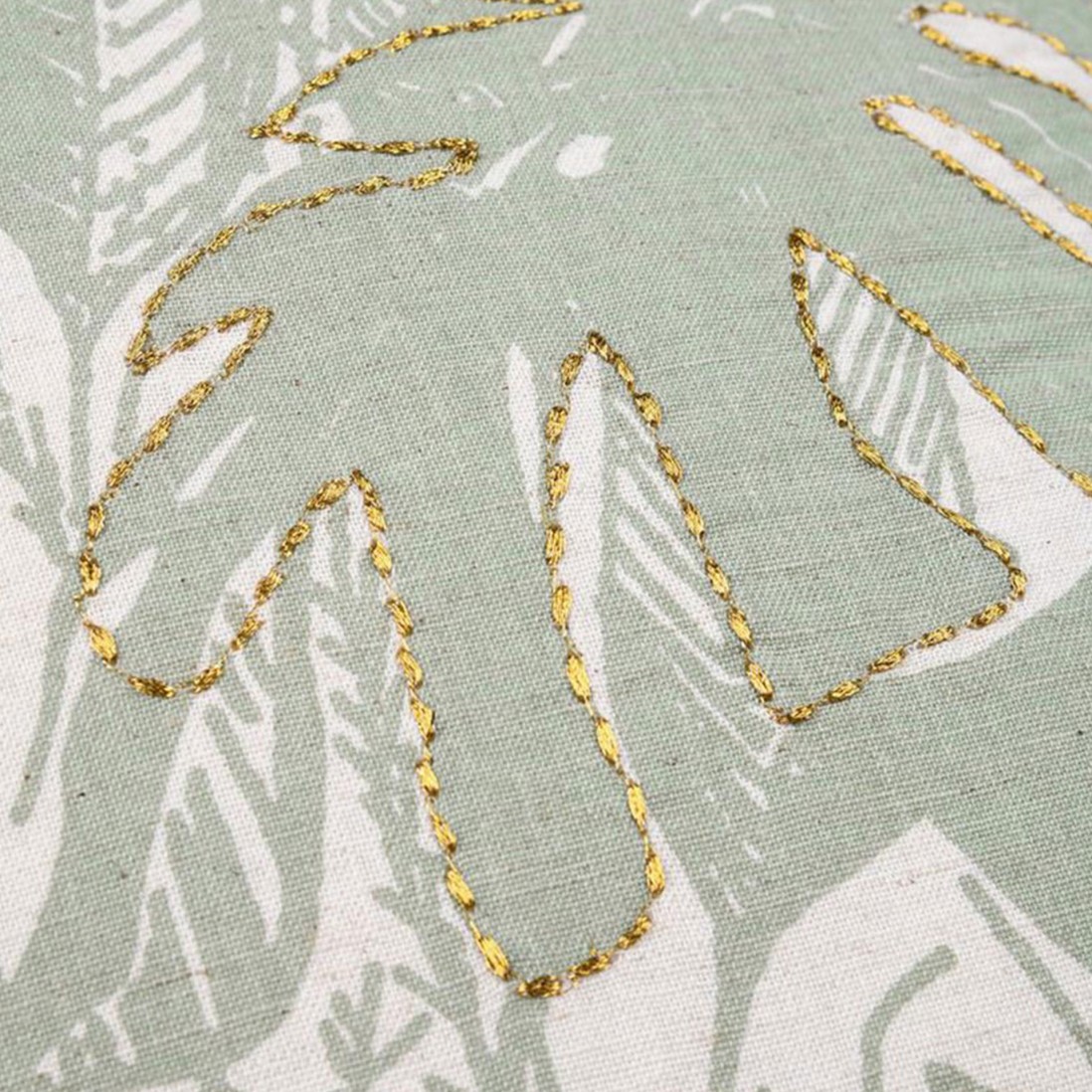 Almofada Botanys em algod�o e linho com padr�o floral verde e detalhes bordados 40 x 40 cm