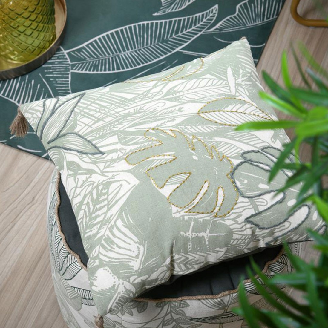 Almofada Botanys em algod�o e linho com padr�o floral verde e detalhes bordados 40 x 40 cm
