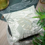 Almofada Botanys em algod�o e linho com padr�o floral verde e detalhes bordados 40 x 40 cm
