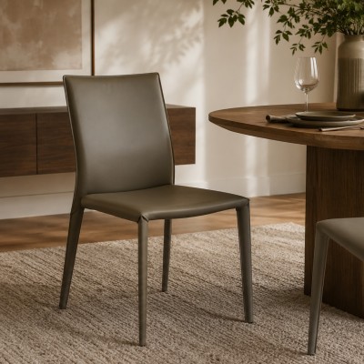 Cadeira Mandal em Microfibra Efeito Pele Taupe com Estrutura em Ferro Cadeira Mandal em Microfibra Efeito Pele Taupe com Estrutura em Ferro