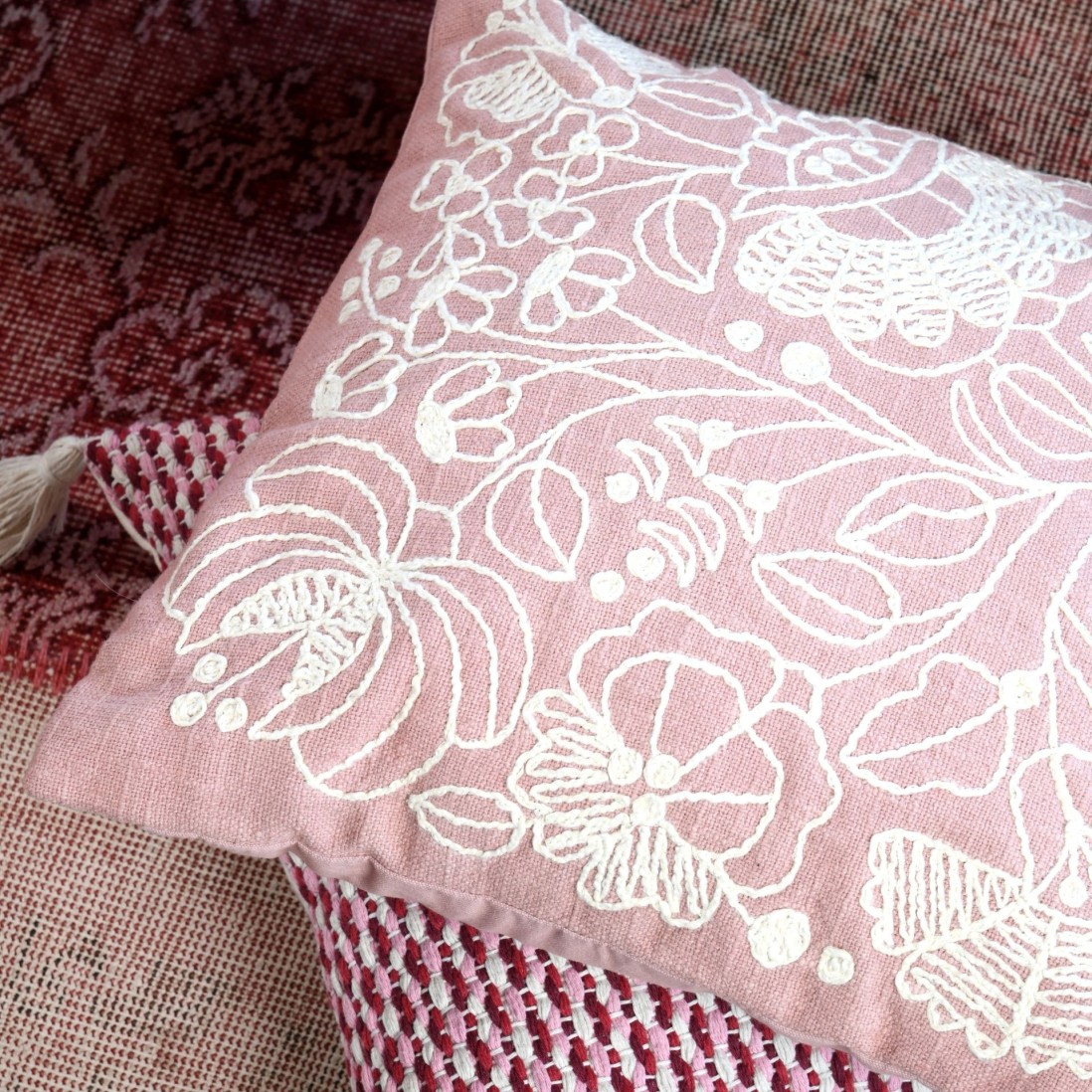 Almofada Belli com Bordado Floral Rosa 45 x 45 cm