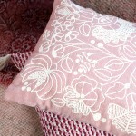 Almofada Belli com Bordado Floral Rosa 45 x 45 cm