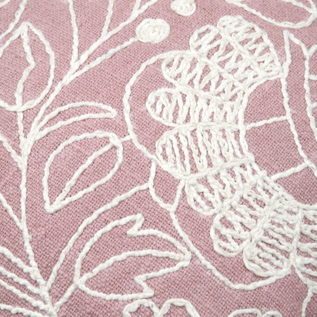 Almofada Belli com Bordado Floral Rosa 45 x 45 cm