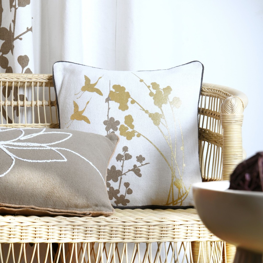 Almofada Zen com Padr�o Floral Dourado 45 x 45 cm