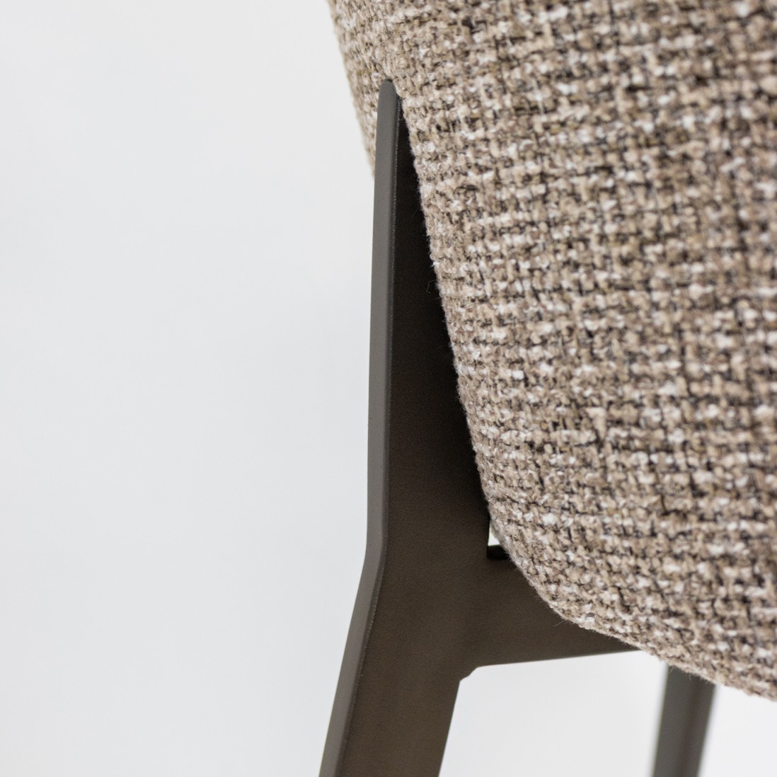 Cadeira Kiel em Tecido Taupe e Pernas de Metal Cobre