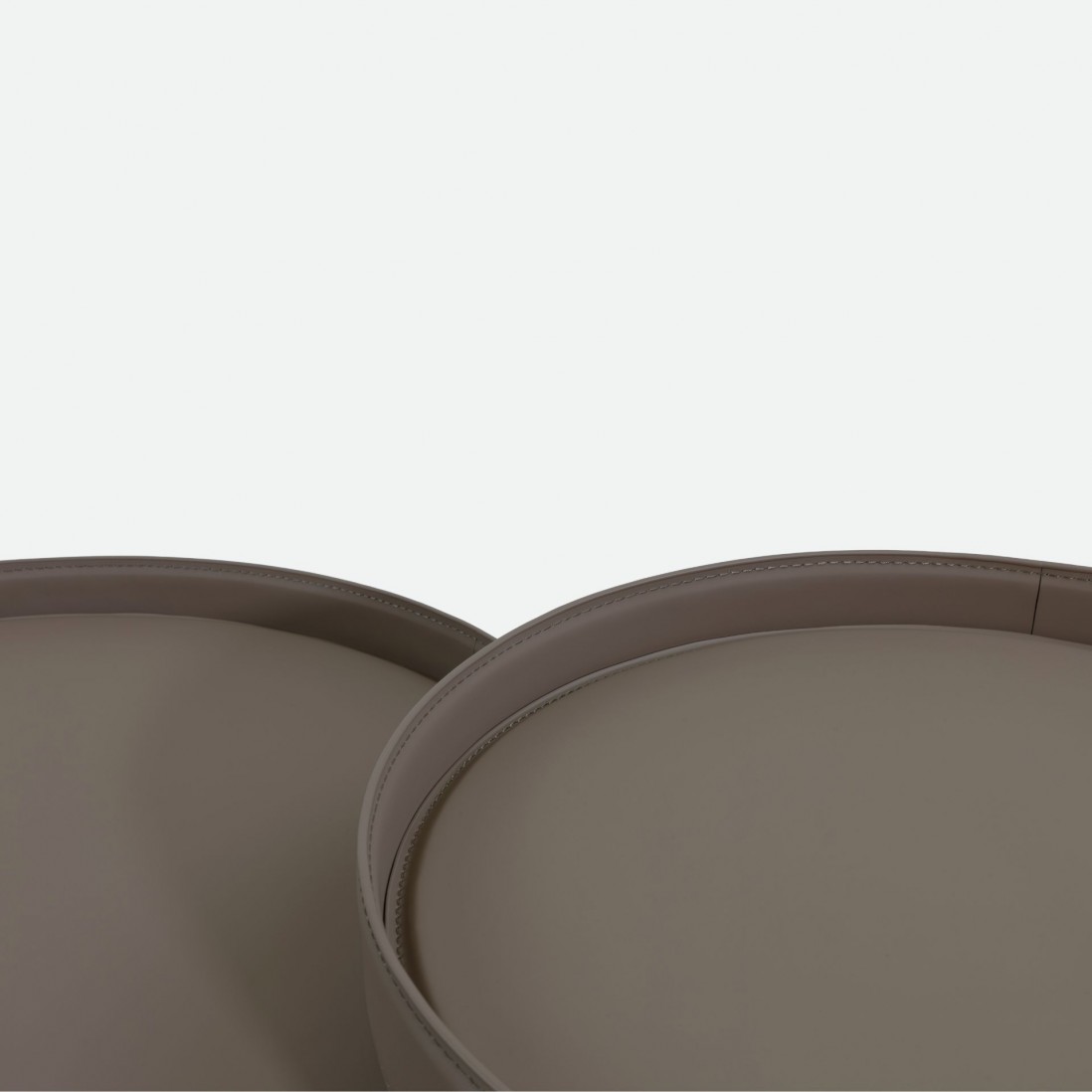 Mesa de Centro Arendal em Microfibra Efeito Pele Taupe com Estrutura Met�lica