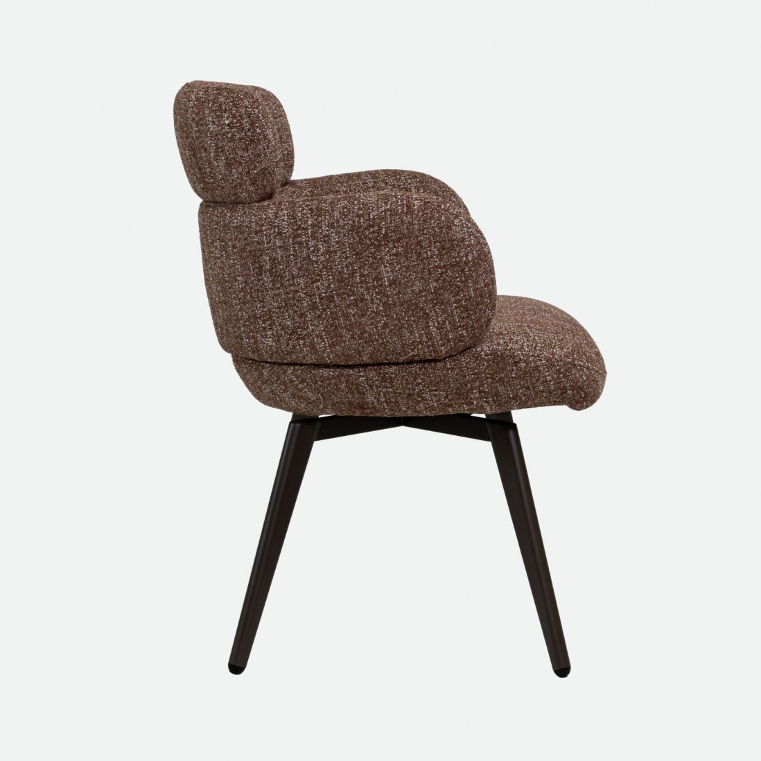 Silla Erdal tapizada en tela rosa empolvado con patas de metal color caf�
