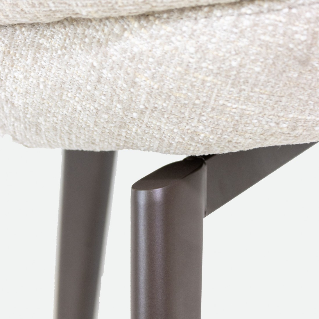 Silla Erdal tapizada en tela crema con patas de metal color caf�