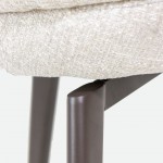 Silla Erdal tapizada en tela crema con patas de metal color caf�