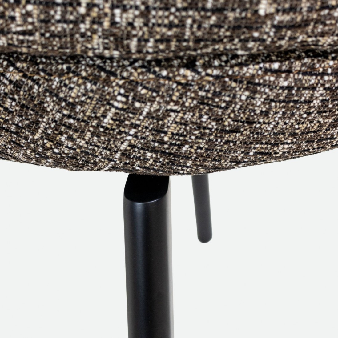 Silla Erdal tapizada en tela marr�n oscuro con patas de metal negro