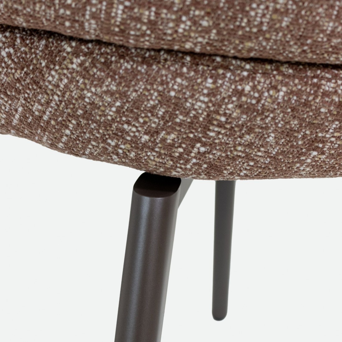 Silla Erdal tapizada en tela rosa empolvado con patas de metal color caf�