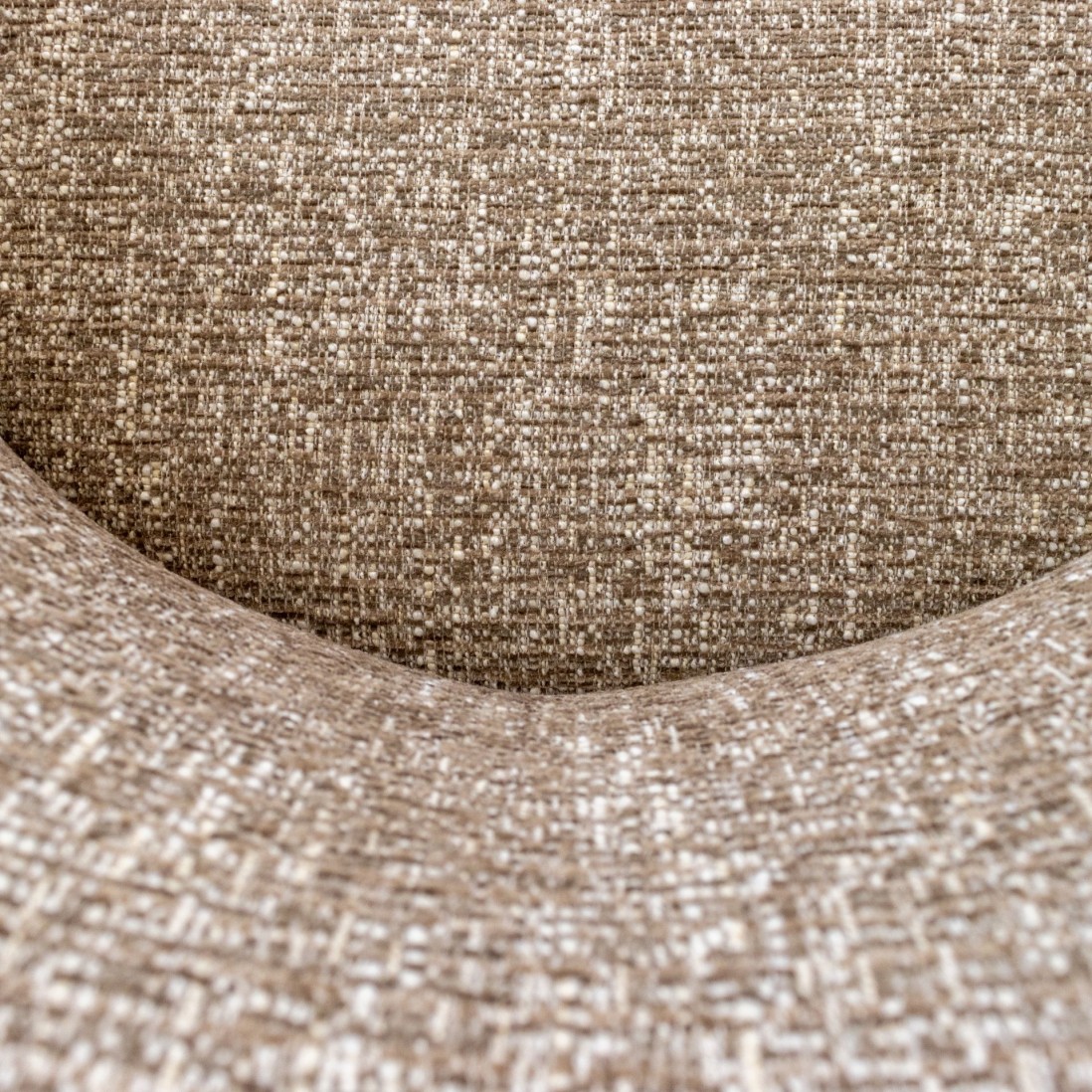 Silla Erdal tapizada en tela taupe claro con patas de metal color caf�