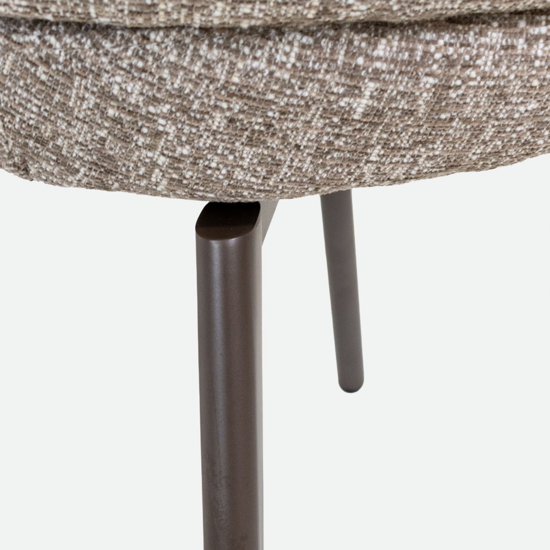 Silla Erdal tapizada en tela taupe claro con patas de metal color caf�