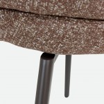 Silla Erdal tapizada en tela rosa empolvado con patas de metal color caf�