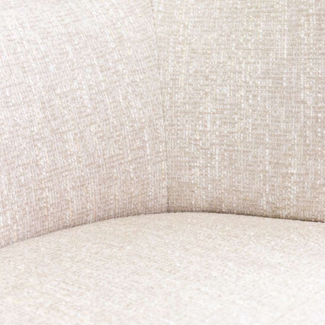Silla Erdal tapizada en tela crema con patas de metal color caf�