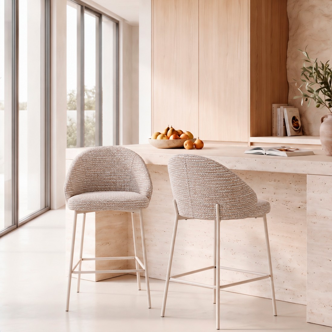 Taburete Alto Prum tapizado en tela beige con patas de metal beige
