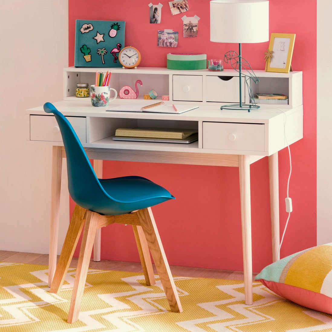 Cadeira estilo n�rdico Scandinave azul estrutura em madeira maci�a faia acabamento natural